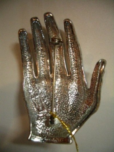 画像1: イギリスの手の形のブローチ