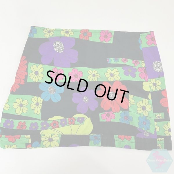 画像2: 黒地に鮮やかなレトロな花柄 ミニスカート 裏地無し L〜XLサイズ (2)