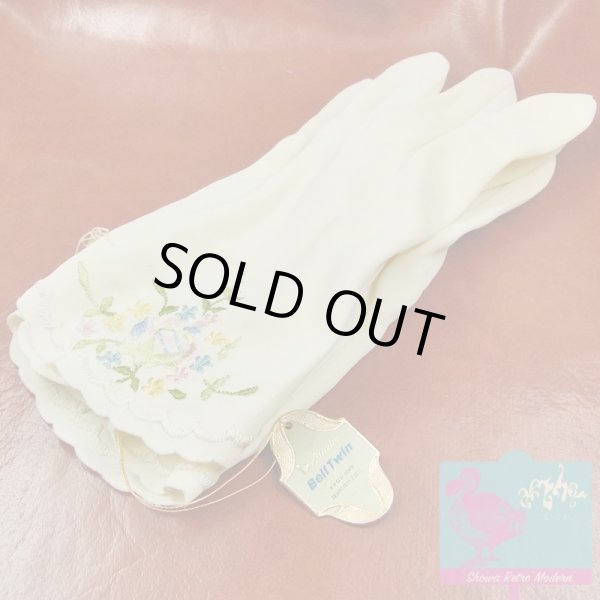 画像2: 未使用品 昭和レトロ カネボウ ナイロン ショートグローブ 白 花の刺繍入り Kanebo Bell Twin (2)