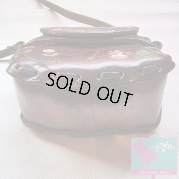 画像3: 本革カービング&ペイント ショルダーバッグ ミニサイズ リンゴと亀の型押し レトロヒッピー 1960〜70年代 (3)