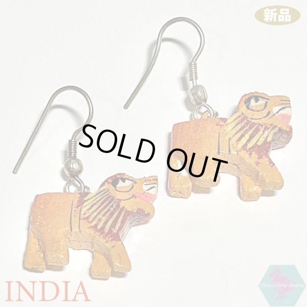 画像2: 【送料無料】新品 インド 木彫り ピアス ライオン 手描き (2)