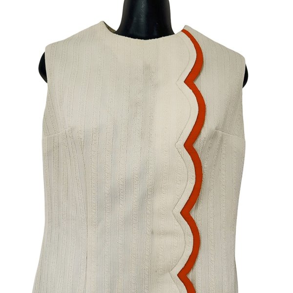 画像2: ヴィンテージ ヨーロッパ製 60’s クリームカラーに朱色のカーブデザイン ノースリーブAラインワンピース Willene (2)